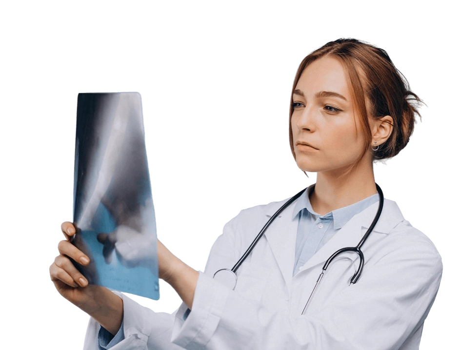врач изучает рентгеновский снимок