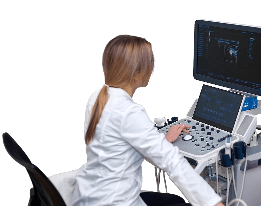 врач проводит исследование на аппарате